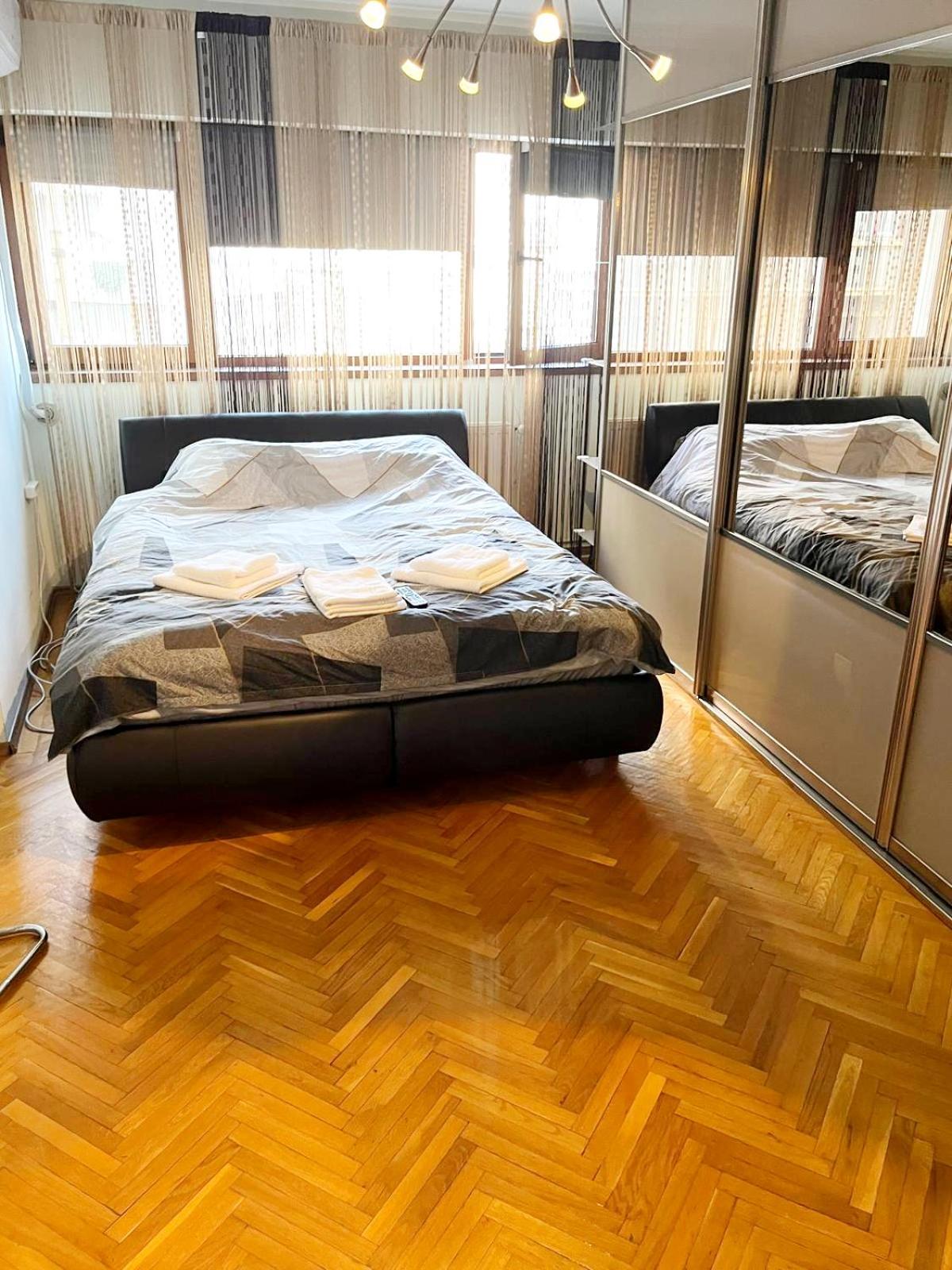 Apartment Romana 100 Sqm Deluxe Apartament *